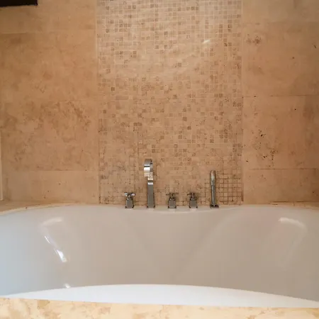 Lawnswood Nyaraló *